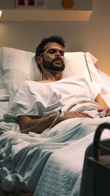Homem em leito hospitalar
