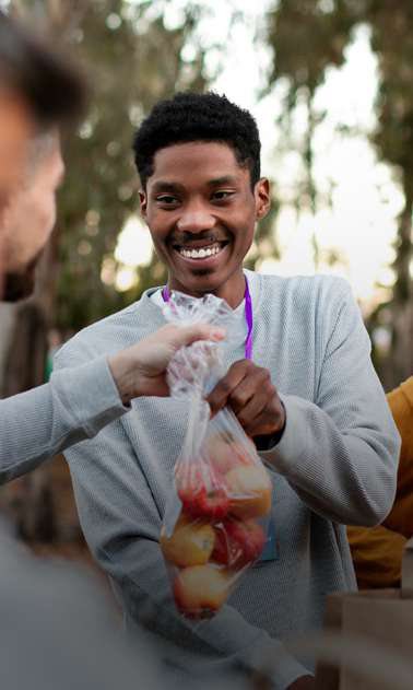 Voluntário entregando alimentos
